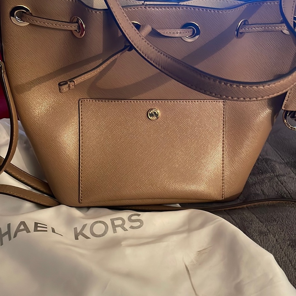 Michael Kors Saffiano leather medium bucket bag drawstring. Great condition
